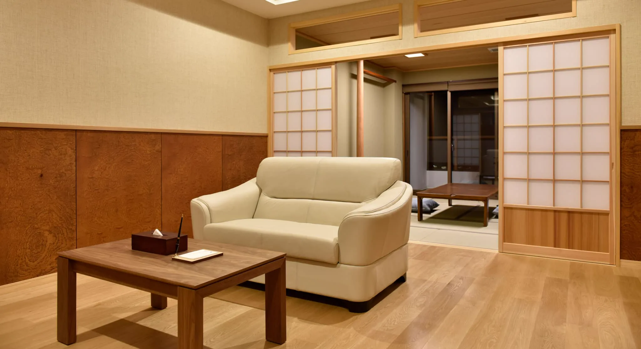 山荘神和苑本館銀杏家庭房的寬敞起居空間
