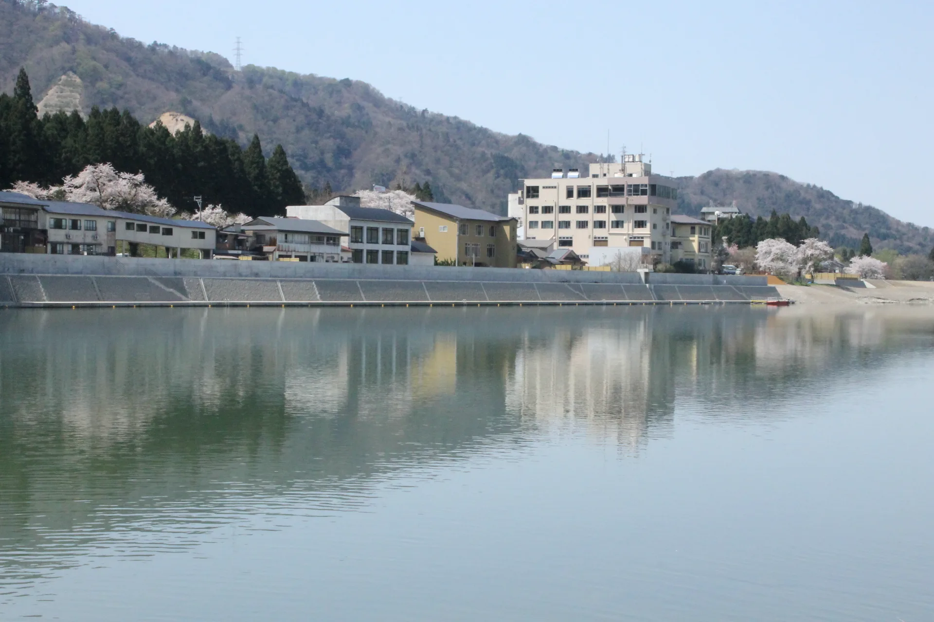 咲花溫泉無車半日怎麼排？2026 JR咲花站、阿賀野川散步、佐取古戰場與日歸一湯路線