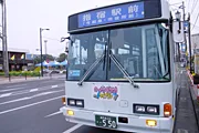 從海上望向指宿溫泉區與開聞岳，山川砂蒸與（たまて）箱溫泉所在南薩地區以開聞岳景觀著名