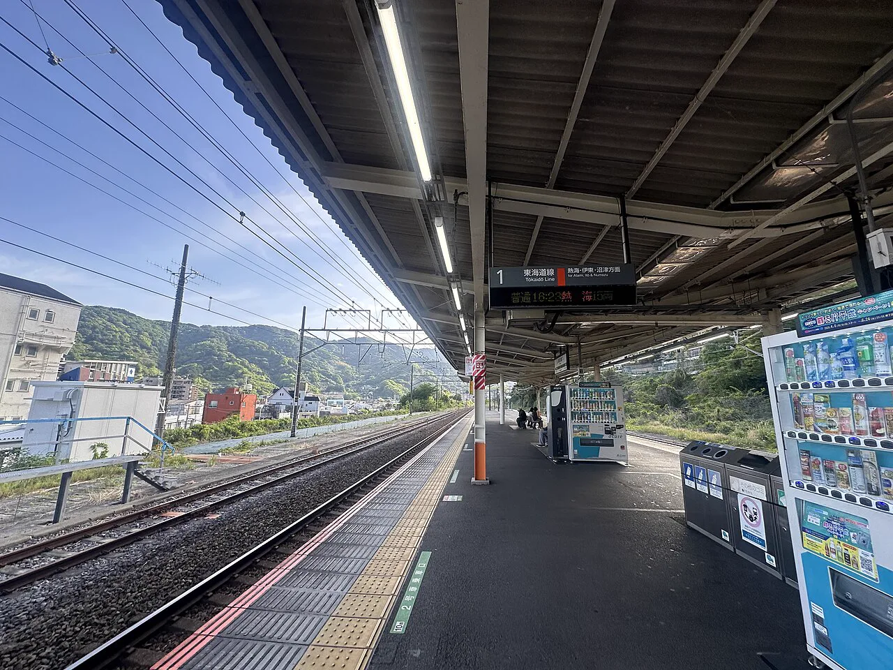 2026年4月JR湯河原站實景,前往萬葉公園惣湯(テラス)需由車站再轉路線巴士