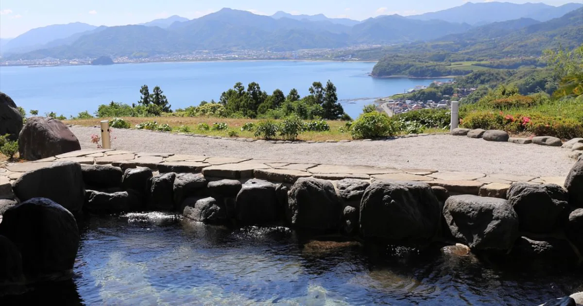 山口黄波戸溫泉交流中心值得去嗎？2026成人¥400（約 HK$20／NT$81）、海景露天、31.2°C低溫泉與交通攻略