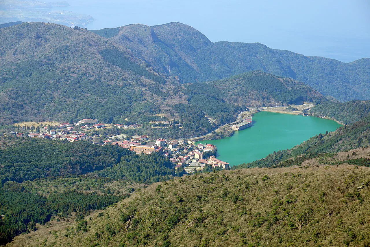 從山上俯瞰雲仙溫泉與島原半島山地,顯示溫泉地位於高地環境