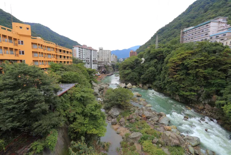 箱根湯本站月台與登山電車