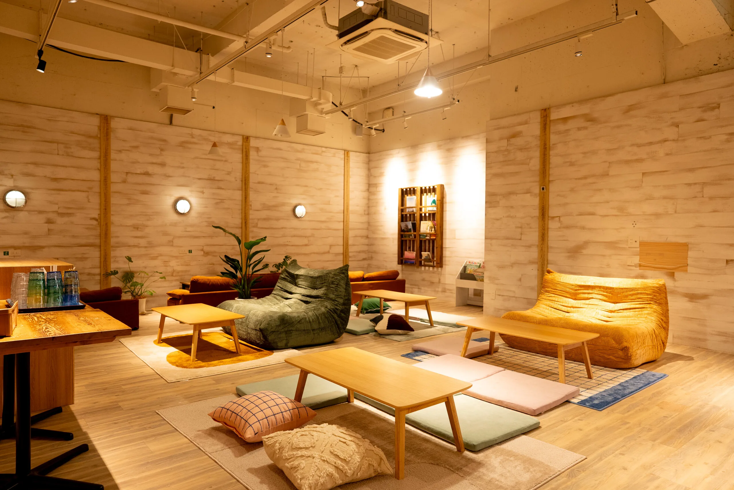 2026年7月更新後的成人café lounge,設計給用餐、聊天與較長時間停留