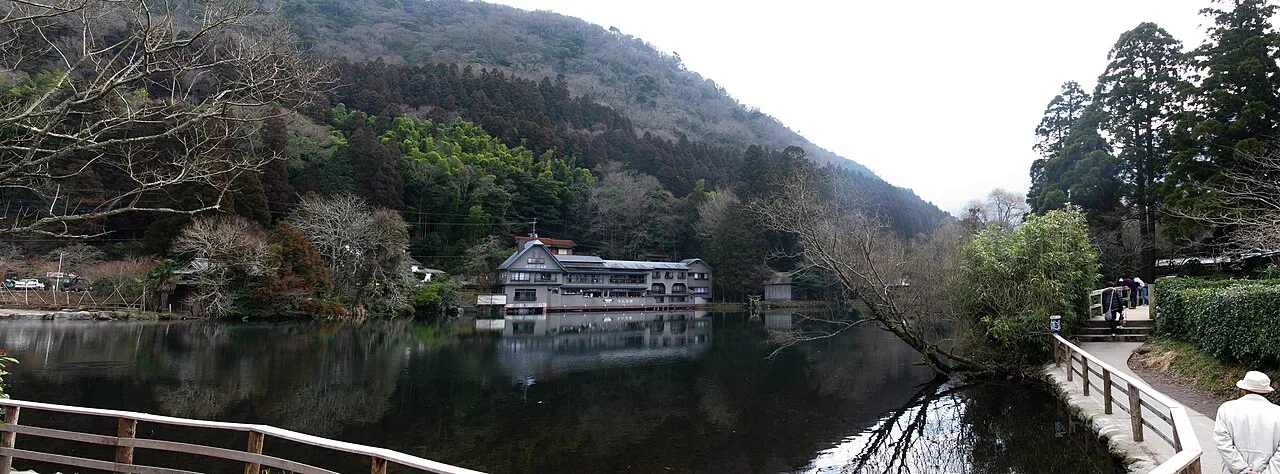 金鱗湖全景,說明下之湯(下ん湯)所在湖畔環境與外部視線背景
