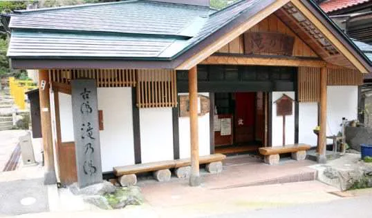 JR鳴子溫泉站外觀,住宿客安排朝湯與晚湯時最重要的步行交通核心