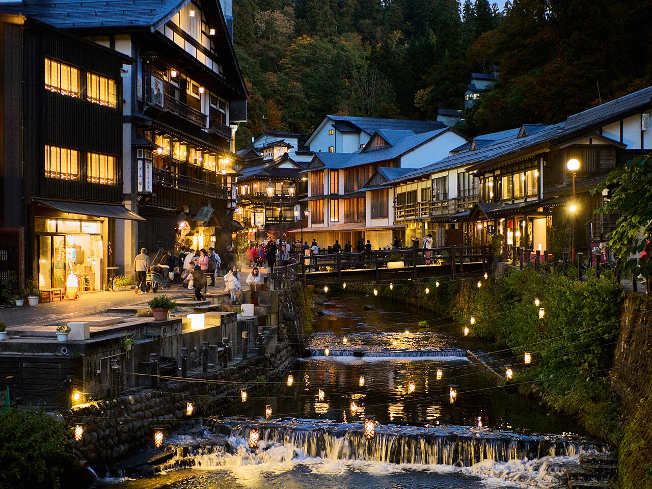 藍調時刻銀山溫泉木造旅館與河道街景