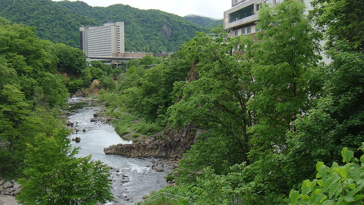 定山溪日歸還是住一晚?用巴士、泡湯與山谷時間帳判斷