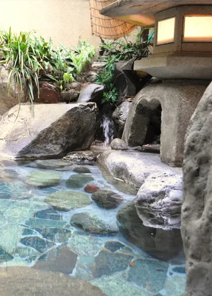 泉荘庭園風露天岩浴池,以石景與小庭園為主要特色