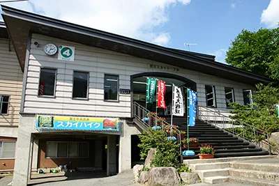 積雪中的藏王溫泉街與共同浴場，代表進入冬季後低海拔主體仍可成立