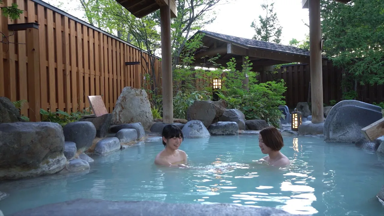 新左衛門之湯(もがみ)高湯露天浴池,館方標示使用100%藏王天然泉源