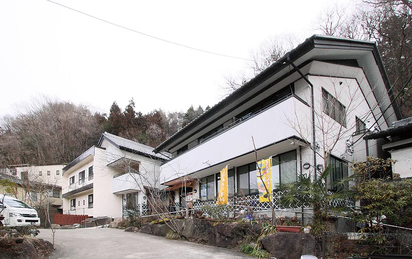 湯宿溫泉 vs 猿（ヶ）京溫泉怎麼選？2026 無車、日歸、掛流、湖景、紋身與低預算比較