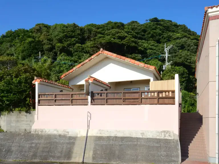 青島（サンクマール）獨立別館（離れ）私人包場露天浴池外觀，浴場位於酒店本館外