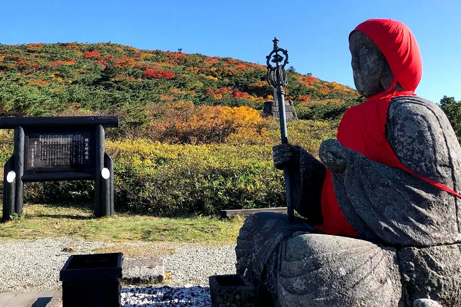 秋季藏王地藏尊與高山植被,紅黃山坡位於石像後方