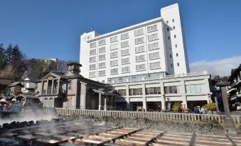 草津Hotel一井 vs 草津Hotel 1913怎麼選?湯畑正面、雙泉源掛流與私人私人包場比較