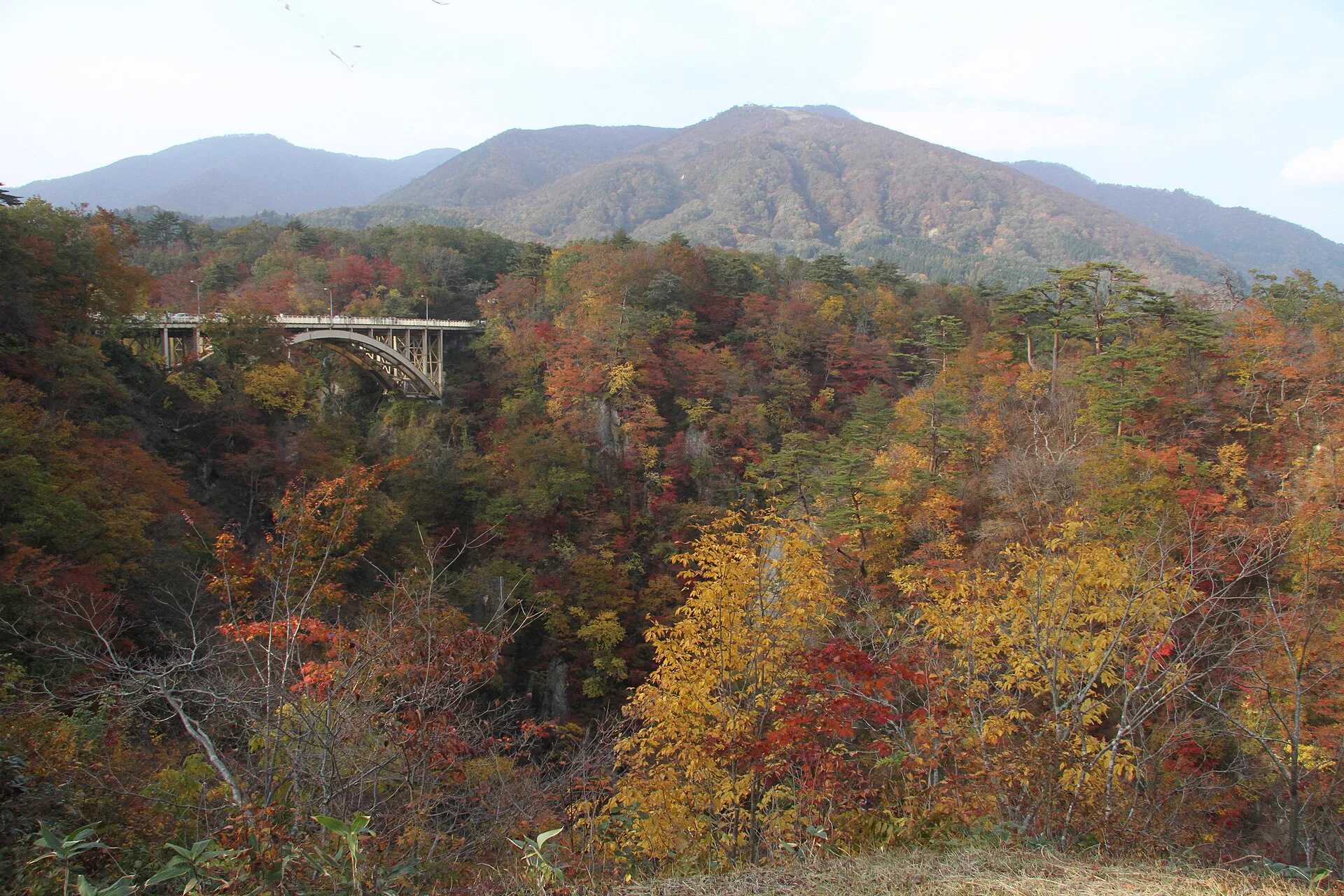 秋季鳴子峽的深谷、山坡與紅葉景觀，代表中山平無車一日路線中的季節性戶外主項