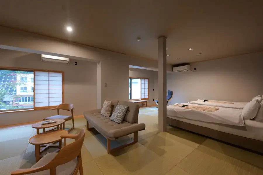 草津Hotel 1913附溫泉廣和室雙床房官方實景，展示需要房內溫泉時的升級房型