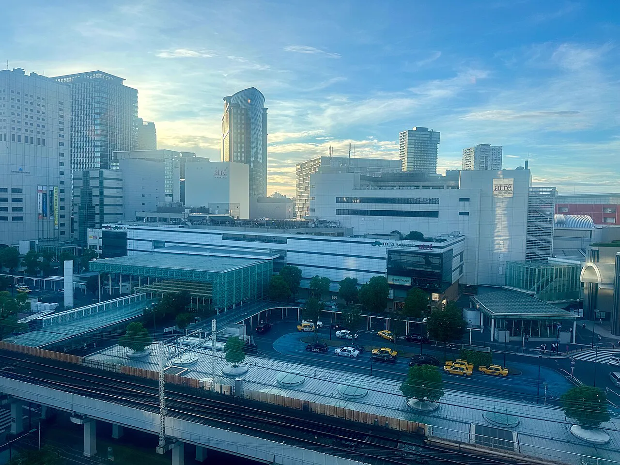 2024年JR川崎站外觀，前往（ゆいる）時需要由此轉往東口臨港巴士站