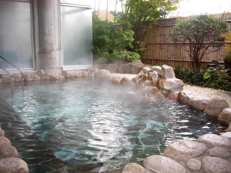 花（かげの）湯 vs 鼓川溫泉｜2026 山梨市牧丘兩間市營溫泉怎麼選？700円（約 HK$35／NT$142）、露天、桑拿與臨時休館比較