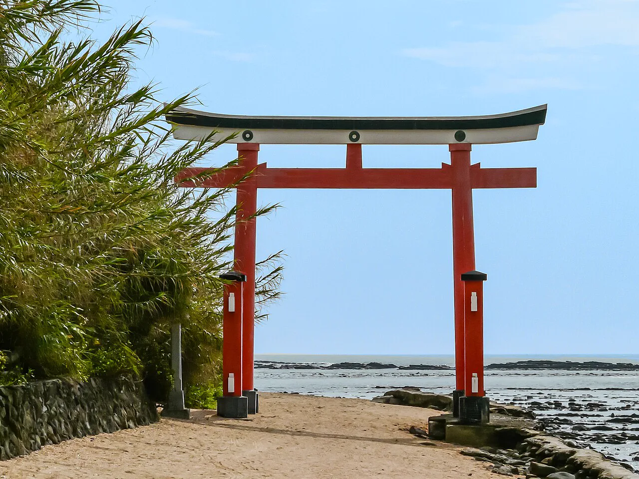 宮崎青島海岸上的青島神社鳥居與參道，呈現神話之湯所在青島站生活圈的步行環境