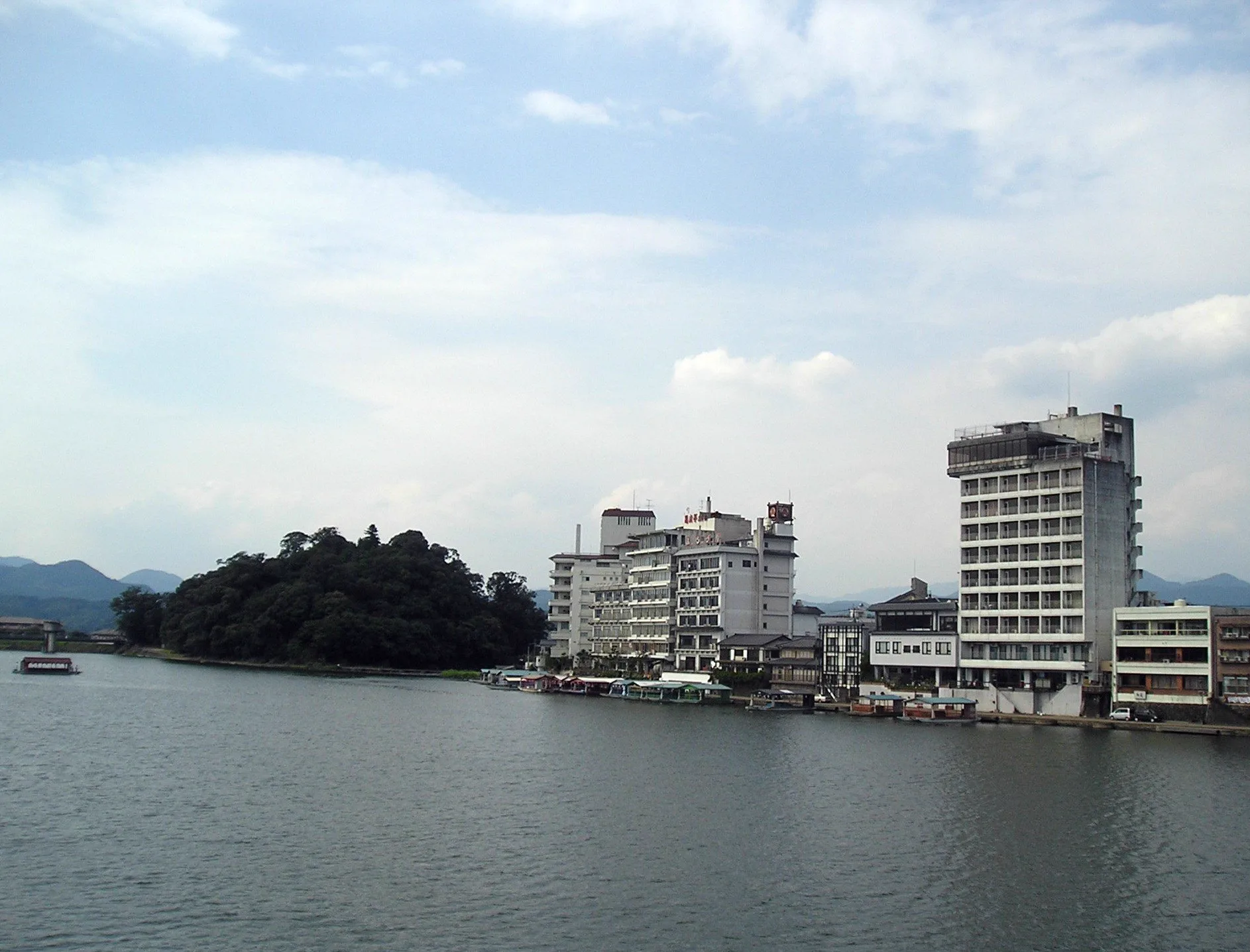 日田市三隈川與日田溫泉街,說明亀山亭與(みくま)所在的河畔市區
