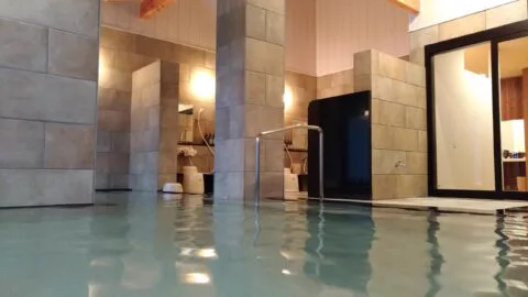 天瀨(天ヶ瀬)溫泉沿玖珠川形成的溫泉街景觀