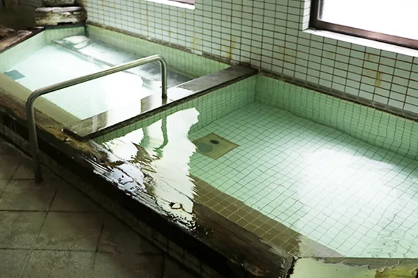 桐島屋旅館館內尻焼（き）浴池，館方以湯畑泉源掛流作為主要住宿價值