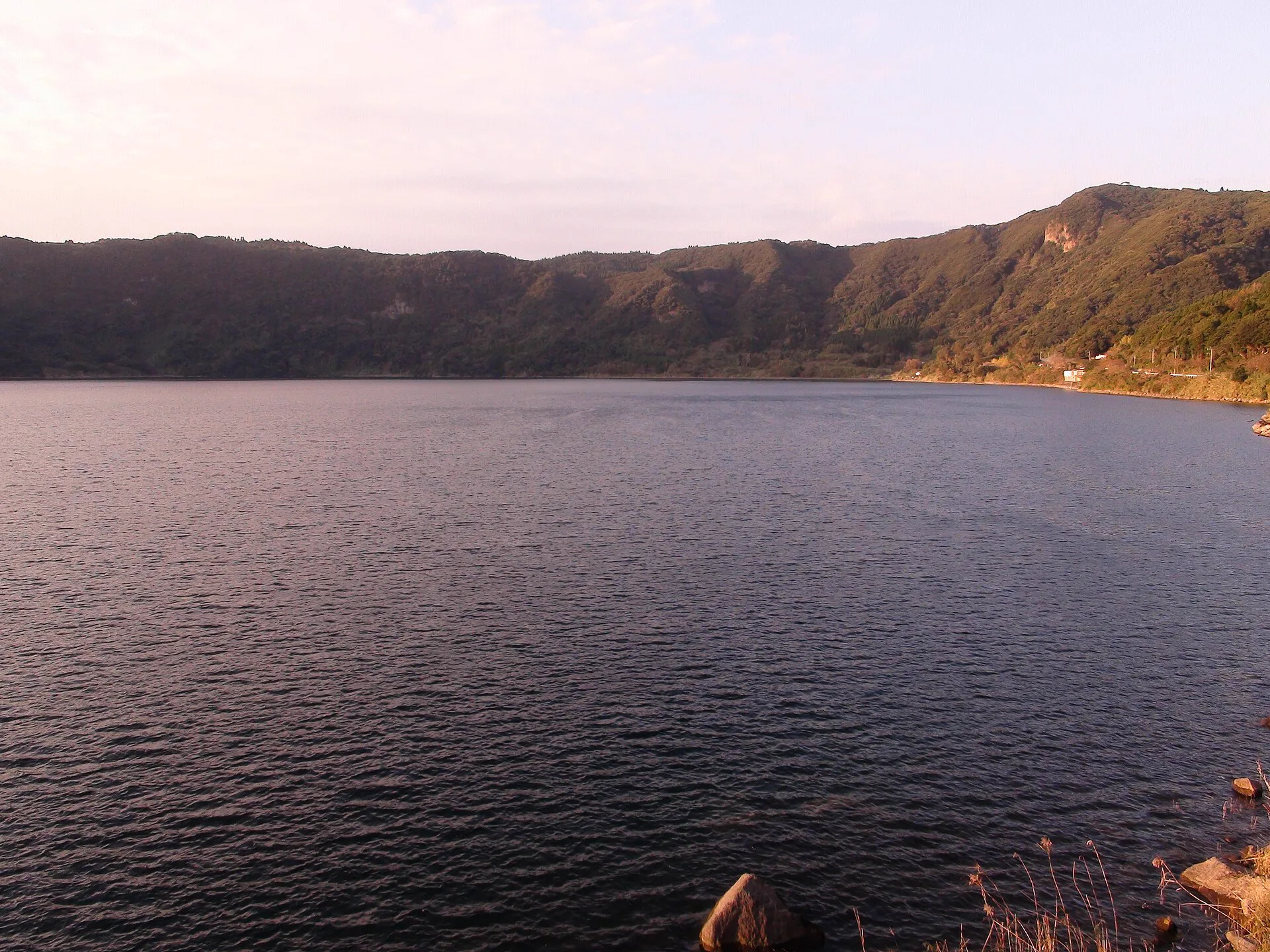 鹿兒島指宿鰻池火口湖,鰻溫泉聚落位於湖畔