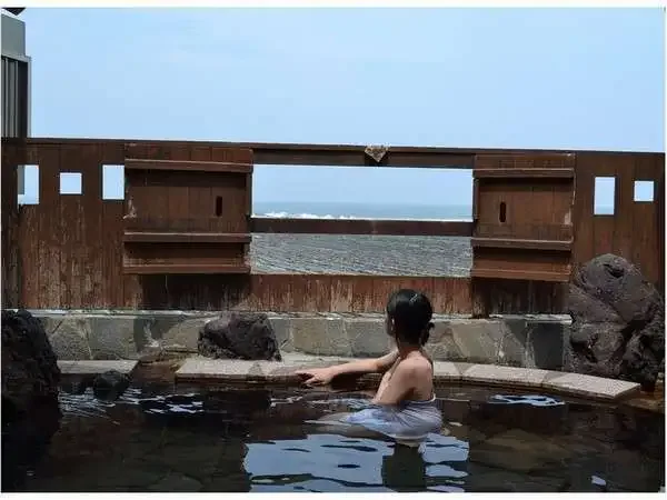 青島（サンクマール）獨立別館（離れ）私人包場露天浴池，可從私人浴池方向望向海景
